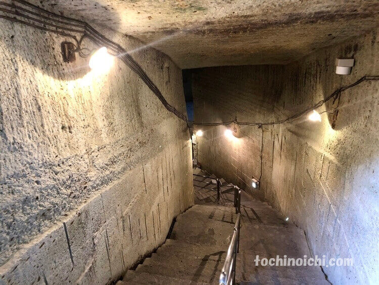 大谷資料館の地下洞窟へと続く階段