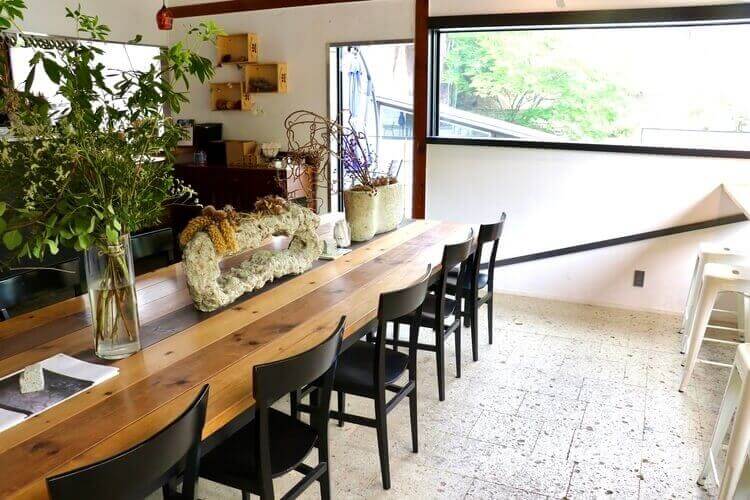 大谷石が使われたカフェスペース