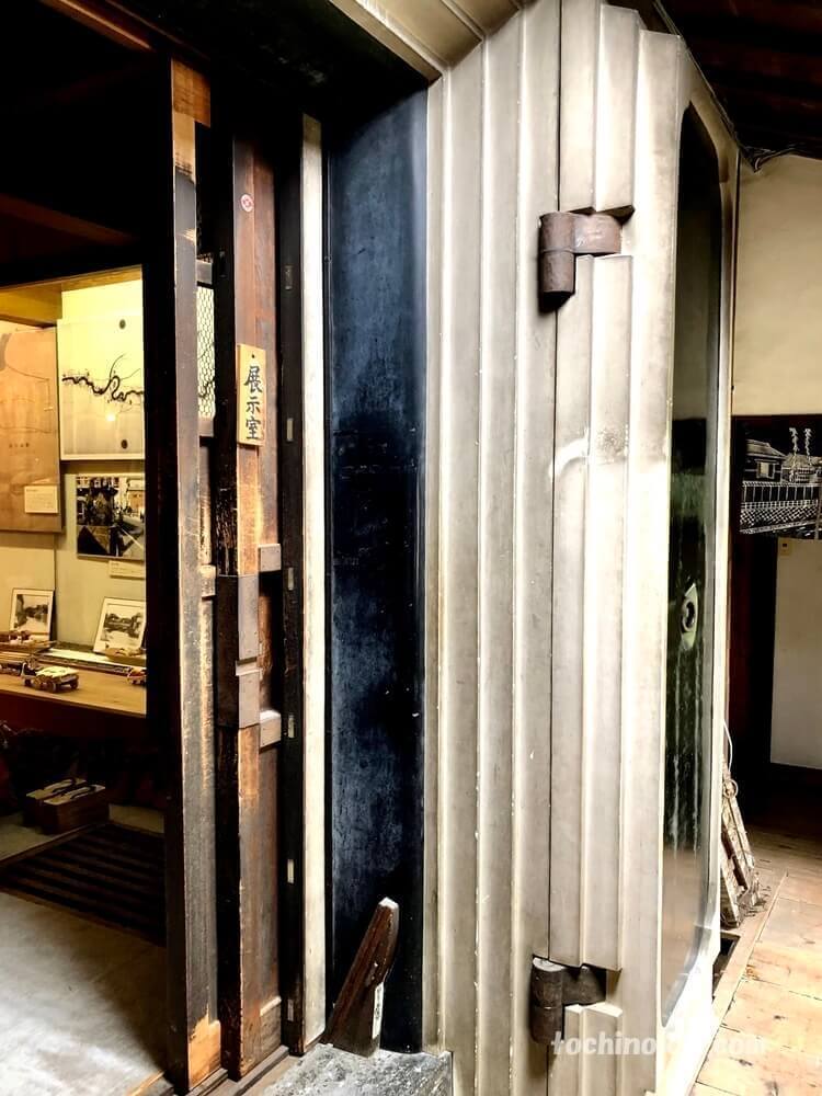 栃木市郷土参考館土蔵入り口の三重構造の扉