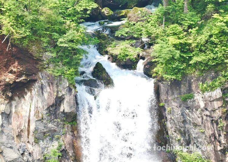 中禅寺湖の近くにある華厳の滝