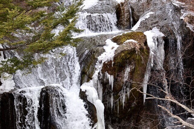 冬の凍結した氷瀑の竜頭の滝