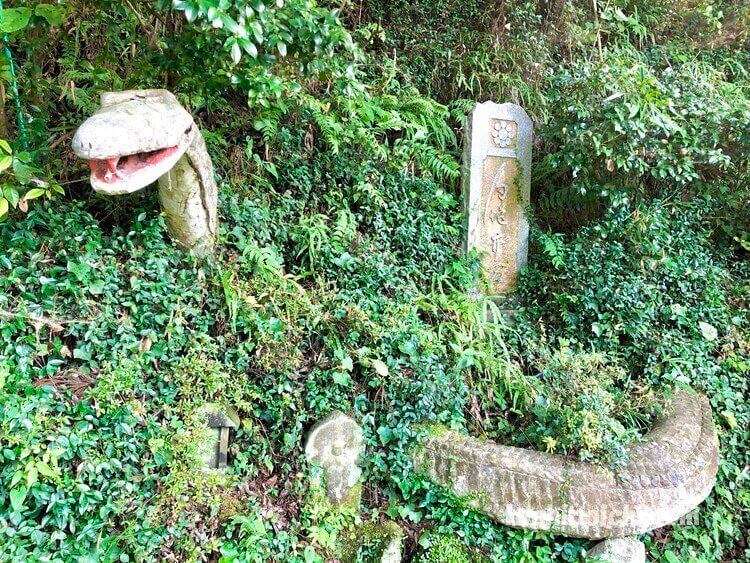 磯山弁財天の境内にある白蛇の像