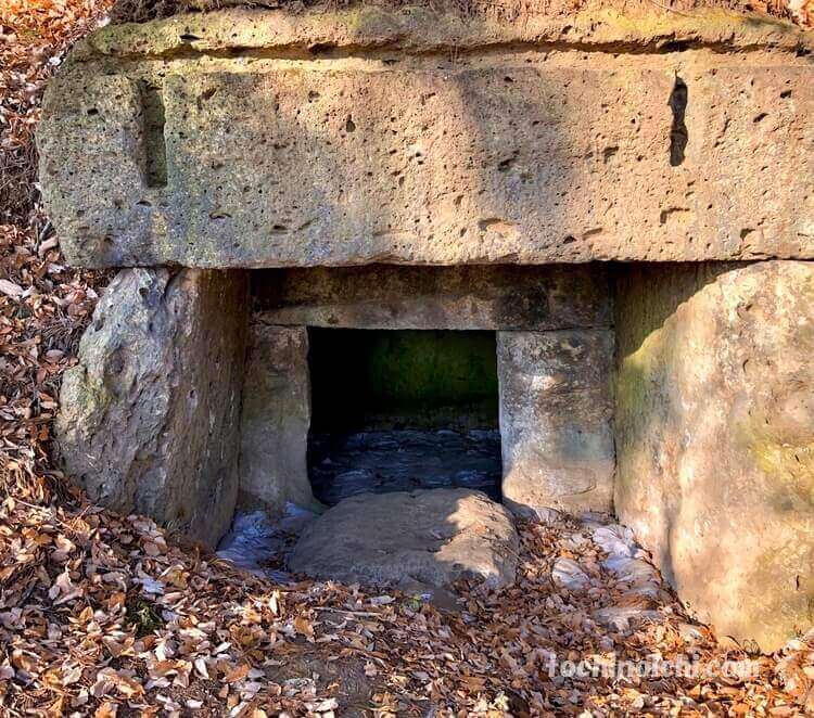 大谷石の石棺が納められていた車塚古墳の玄室