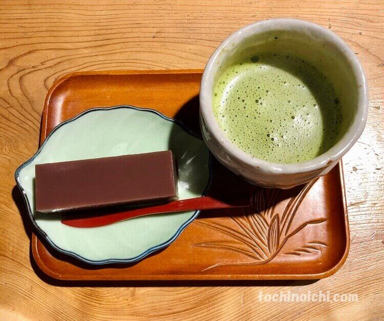 東武日光駅周辺の時間つぶしにおすすめの観光グルメ 本宮カフェの水ようかんと抹茶のセット